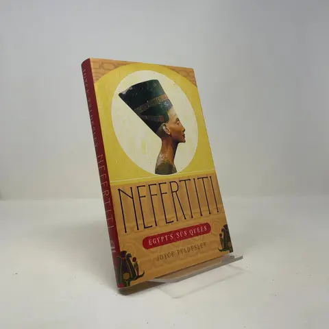 Cover of Nefertiti